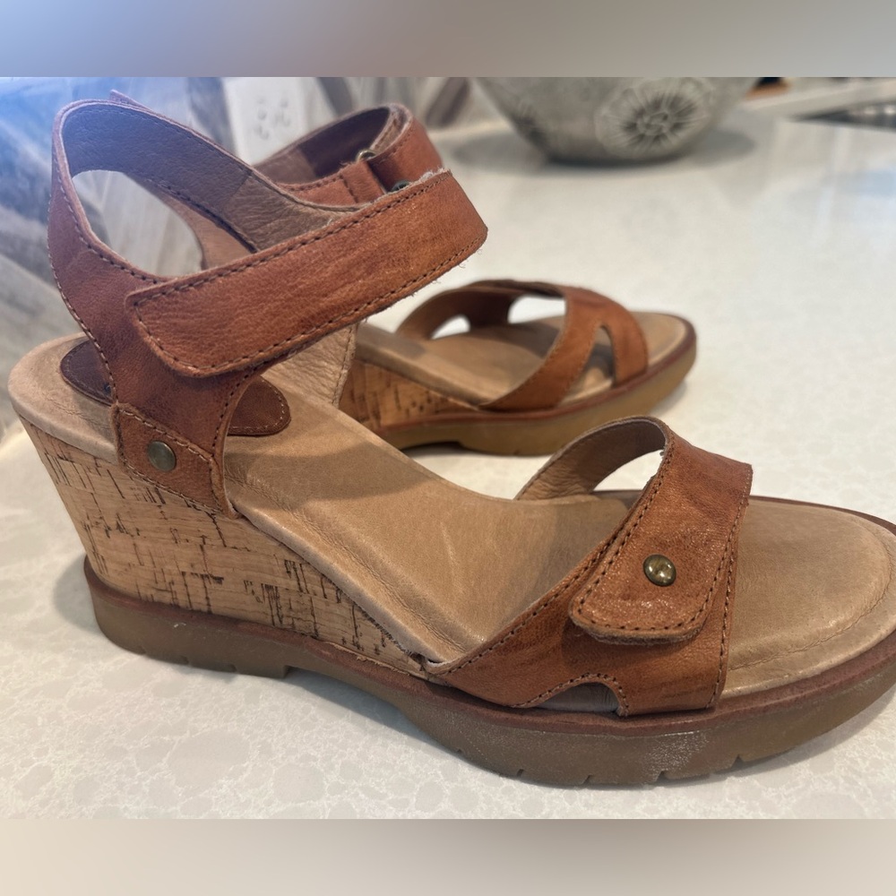 SOFFT tan leather cork wedge sandal 6.5